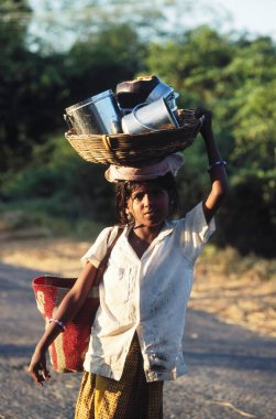 Sepette saksı taşıyan bir kız. 