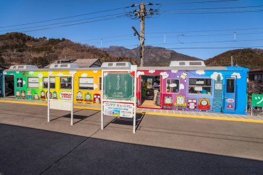 Fuji, Tokyo, Japonya 'ya giden renkli tren.