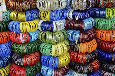 Farklı renklerde cam bilezikler. Jodhpur Rajasthan Hindistan Asya