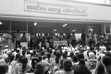 Shri Anna Hazare Ralegaon 'da basın ve halk medyası Siddhi Maharashtra Hindistan Asya Eylül 2011