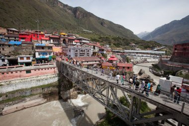 Chamoli Uttarakhand Asya 'daki Alaknanda nehri üzerindeki köprü.
