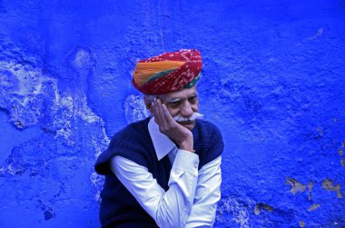 Türbanlı adam mavi eve karşı, Jodhpur, Rajasthan, Hindistan, Asya 