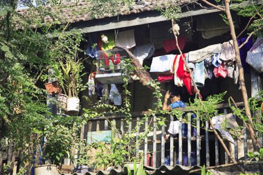 Bane Chawl Sane Guruji Marg, Arthur Road, Bombay, Mumbai, Maharashtra, Hindistan olarak adlandırıldı. 