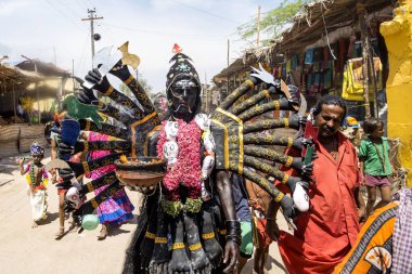 Hindu Tanrıça Kali elbiseli kadın, Thoothukudi, Tamil Nadu, Hindistan