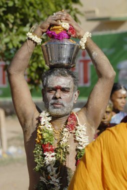 Abhishekam, Tirupparankundram, Tamil Nadu, Hindistan için Paal kudam taşıyan yaşlı adam. 