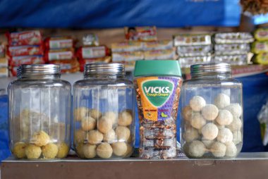 Kavanozlardaki şekerler, yakın çekim görüntüsü.