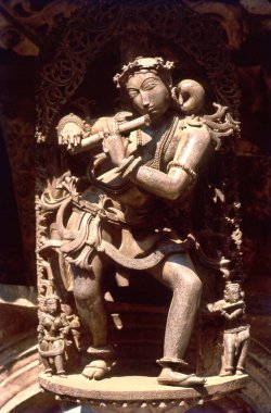 Chennakesava, Belur, Karnataka, Hindistan tapınağında flüt heykeli çalan kadın.  