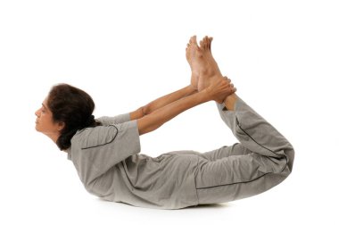 Yoga yapan bayan beyaz arka planda dhanura asana yapıyor.