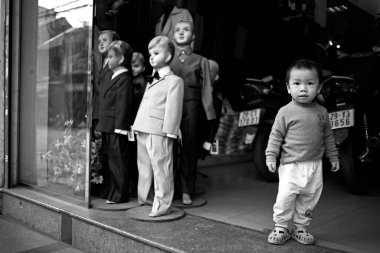 Hanoi, Vietnam 'daki sevimli çocuk ve mankenler