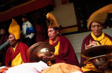 Ladakh festivalinde Maske dansı için enstrüman çalan müzisyen Lamalar, Jammu ve Kashmir, Hindistan