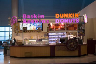 Baskin Robins Dunkin Donut Renkli mağaza tezgahı, Dubai Uluslararası Havalimanı, Dubai Orta Doğu BAE Dubai Birleşik Arap Emirlikleri 