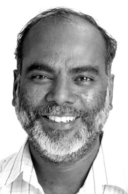 Gülümseyen sakallı adamın siyah beyaz portresi