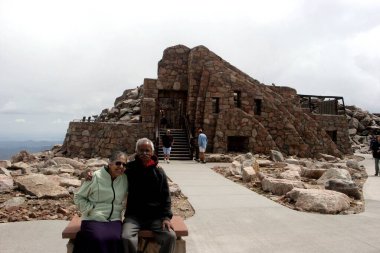 1939 'da inşa edilmiş Crest House' un önünde oturan yaşlı adam ve kadın.