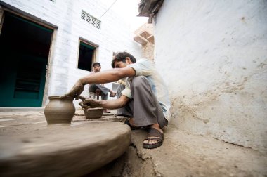 Potter esrar yapıyor, Rajasthan, Hindistan    