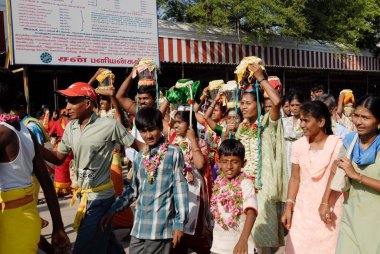 Theertha Kavadi, Agni Nakshatram, Kodumudi 'de yılın en sıcak 14 günlük bir dönemidir. Codumudi tutkunları, Tanrısal, görkemli bir tören turu olan Giri Vidhi, Tamil Nadu, Hindistan' ın başkenti Palani 'ye kavadis' de Cauvery Nehri 'nde su toplarlar. 