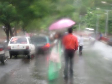 Çift arabanın ön camından geçiyor.