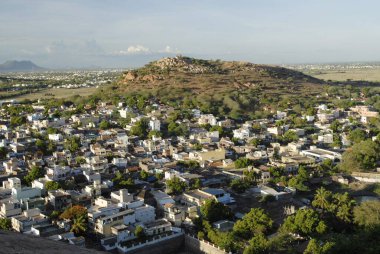 Şehir manzarası tepe noktasından Tirupparankundram; Tamil Nadu; Hindistan