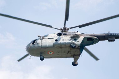 Mavi bulutlu gökyüzünde helikopter, Hindistan