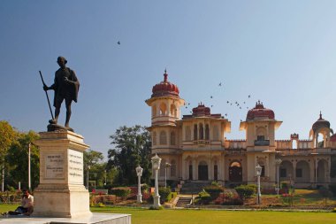 Mahatma Gandhi heykeli ve miras Saraswati Bhuwan kütüphane müzesi; Udaipur; Rajasthan; Hindistan