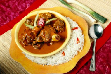 Vejetaryen olmayan, kaşmirli, körili, haşlanmış pirinçli.