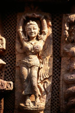 Konarak Dünya Mirası Anıtı 'nın Güneş Tapınağı' ndaki dansçı heykeli, Konarak, Orissa, Hindistan