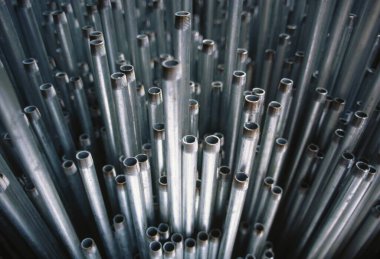 İnşaat alanındaki çelik borular. endüstriyel nesneler 