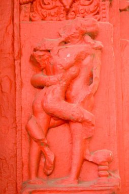 Bhubaneswar 'daki Lord Shiva' ya adanmış 11. yüzyıl Brahmeshwar tapınağında Erotik heykeller; Hindistan;