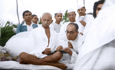Mahatma Gandhi akşam namazında, Mumbai, Maharashtra, Hindistan, Asya, Mayıs 1944 