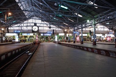 Viktorya Terminali 'nin boş platformları şimdi Chhatrapati Shivaji İstasyonu Cst tren istasyonu, Bombay Mumbai, Maharashtra, Hindistan