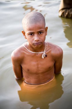 Sadhu çocuğu kutsal dalış yapıyor, kumbh mela, madhya pradesh, Hindistan, Asya 