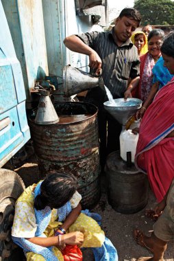 Gazyağı Bombay Mumbai, Maharashtra, Hindistan 'da 17 Nisan 2009' da karne dükkanında dağıtıldı.   