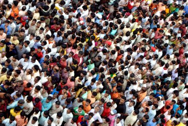 Kalabalık yol, Govinda Gokul ashtami festivali, Bombay Mumbai, Maharashtra, Hindistan 'da bile handi görmek için toplandı. 