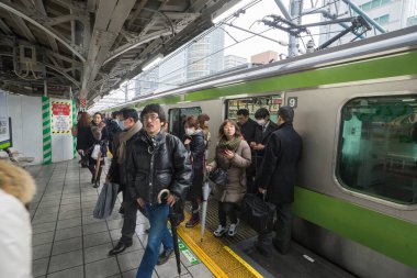 Platforma inen yolcular, Tokyo, Japonya 