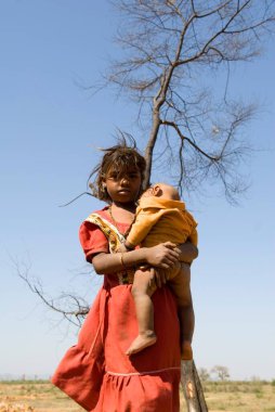 Kolunda çocuğu olan kız, Uttar Pradesh, Hindistan 