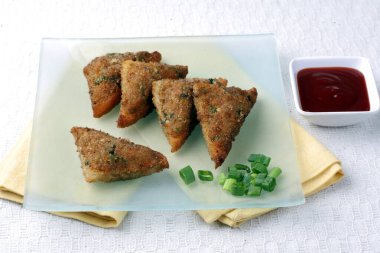 Çin tostları tabakta.