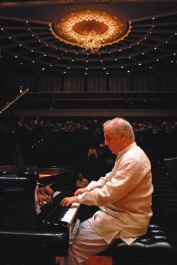 Pianist daniel barenboim in jamshed bhabha auditorium ; Bombay Mumbai ; Maharashtra ; India  7-October-2008