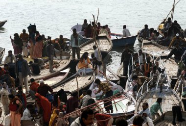 Ganj, Yamuna ve Ardh Kumbh Mela, Hindistan 'daki efsanevi Saraswati nehirleri kavşağında feribotlar ya da feribotlar tahsis edilmiştir.