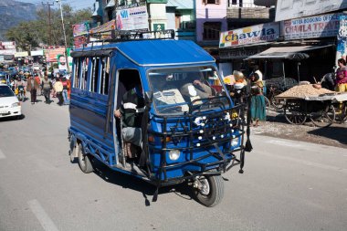 Rickshaw yolda Rishikesh Uttarakhand Hindistan Asya 