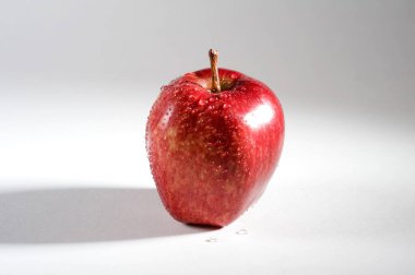 Meyve, su beyaz arkaplanda elma düşürür