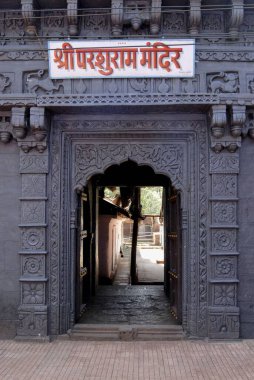 Parshuram Tapınağı 'nın zengin dekore edilmiş girişi; kızgın adam; Lord Vishnu' nun on enkarnasyonundan altısı; Lote Parshuram köyü; Chiplun; Konkan bölgesi; Bölge Ratnagiri; Maharashtra; Hindistan;