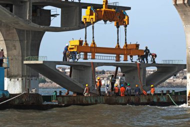 Worli Bombay Mumbai, Maharashtra, Hindistan 28 Nisan 2009 'da Bandra Worli Denizi' nin inşaatında kullanılan dev demir kiriş.