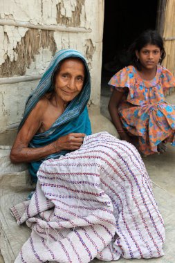 Yaşlı kadın dikiş dikiyor, Assam, Hindistan.   