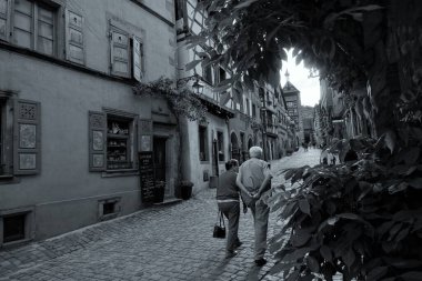 Çiftler yürüyor, Cobbled Caddesi, Riquewihr, Alsace, Fransa, Avrupa