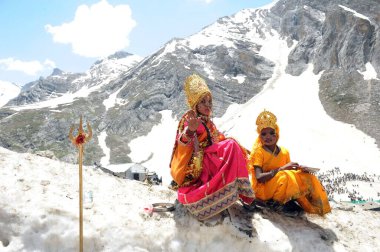 Çocuk Tanrıça Amarnath Yat, Jammu Kashmir, Hindistan, Asya gibi giyinmiş.