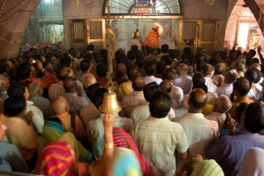 Eski Achalnath Shiva Tapınağı, Jodhpur, Rajasthan, Hindistan 'da Aarti taklidi yapan dindarlar. 