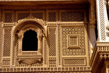 amar Sarayı, Jaisalmer, Rajasthan, Hindistan 'da oyulmuş pencere. 