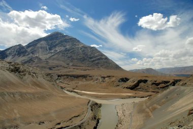 Hindistan, Nimmu, Jammu ve Kashmir 'deki dağlarla güzel doğa manzarası