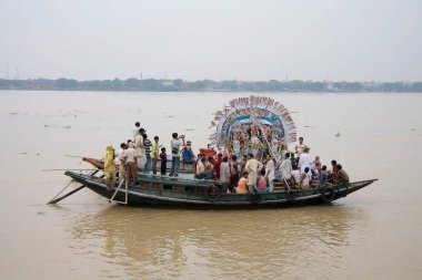 Durga İdol 'e elveda deyin. Visarjan Nehri, Durga Pooja dussera Vijayadasami Navaratri Festivali Kutlaması, Kalküta Kolkata, Batı Bengal, Hindistan 