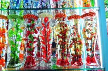 Çin dükkanında suni meyve ve sebze şişesi görüntüsü