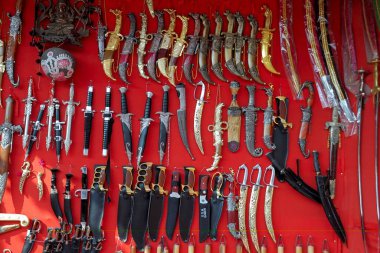 Birçok farklı kılıç ve hançer var dükkanda, Pushkar, Rajasthan, Hindistan  